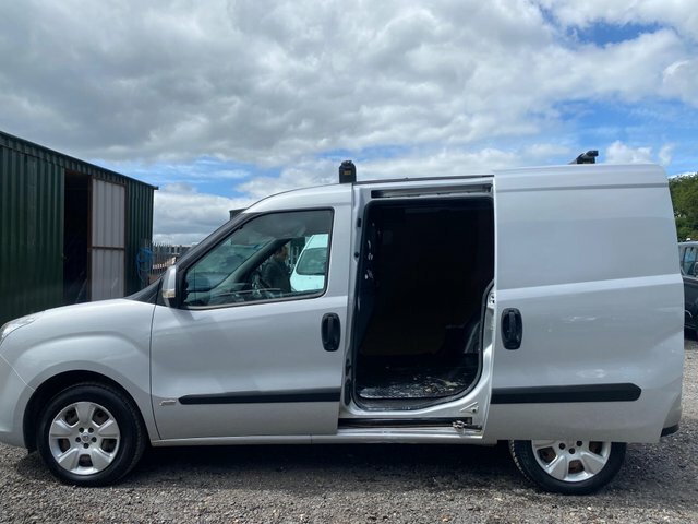Vauxhall Combo 1.3 2000 Cdti 16V Red #10