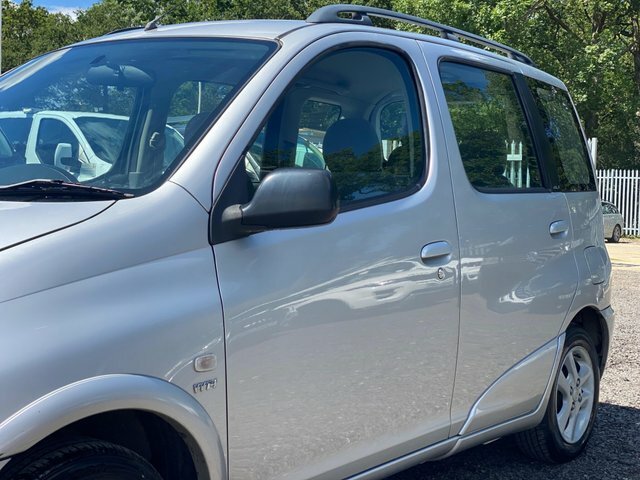 Toyota Verso Hatchback Red #27