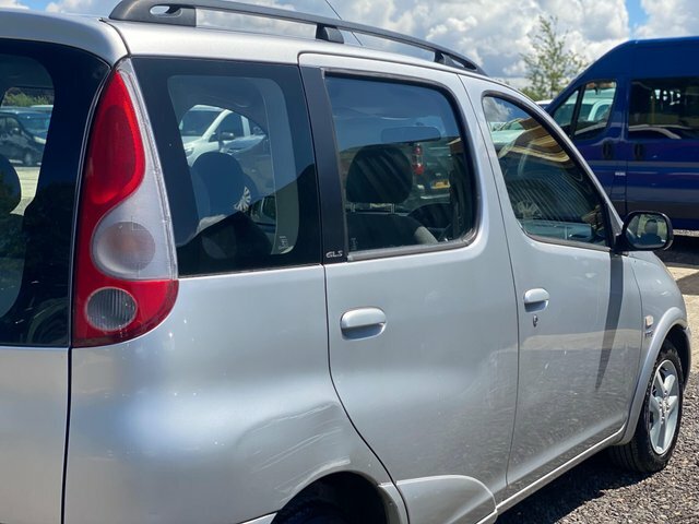 Toyota Verso Hatchback Red #31