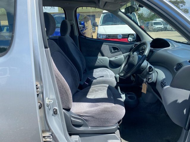 Toyota Verso Hatchback Red #32