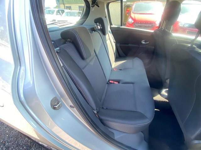 Renault Clio 1.2 16V Dynamique Tomtom Beige #7
