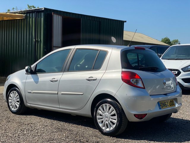 Renault Clio 1.2 16V Dynamique Tomtom Beige #3