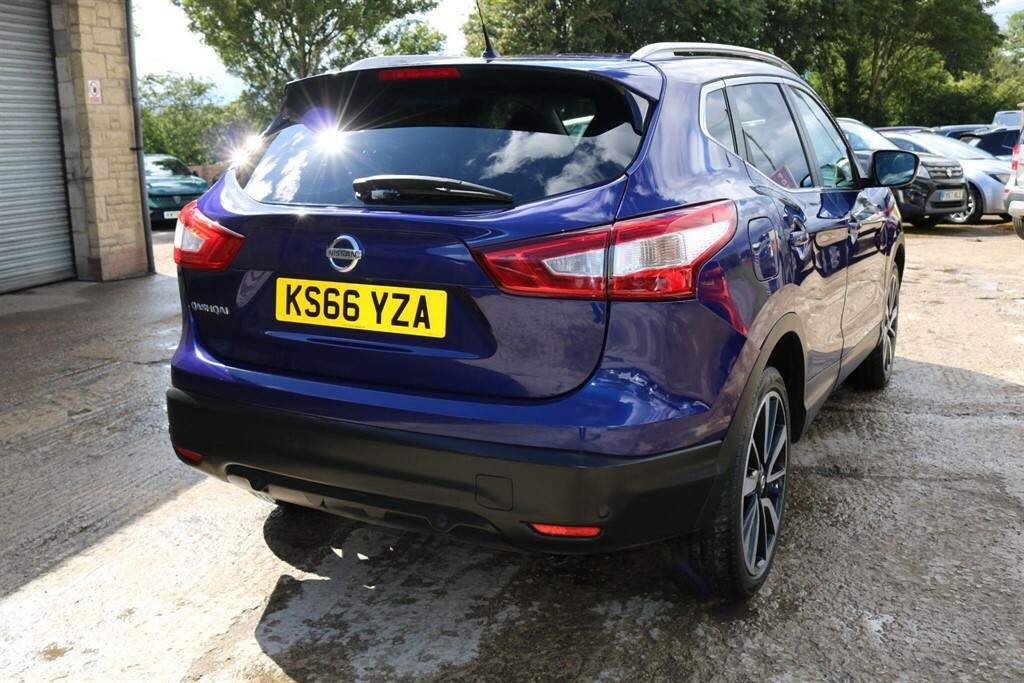 Nissan Qashqai Tekna Red #7