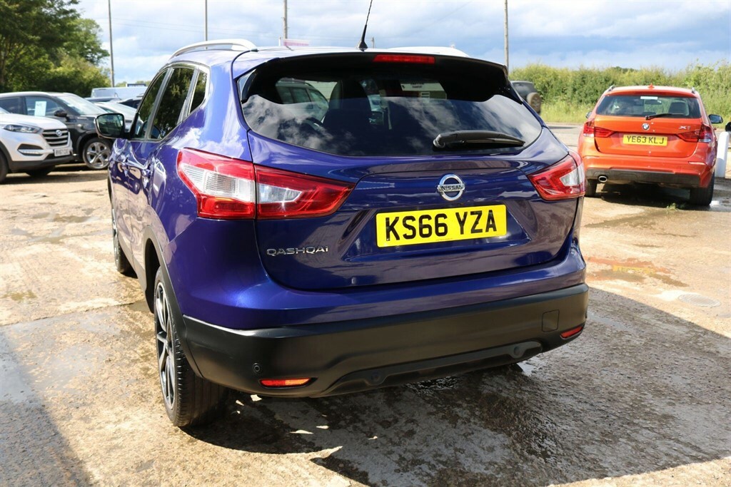Nissan Qashqai Tekna Red #9