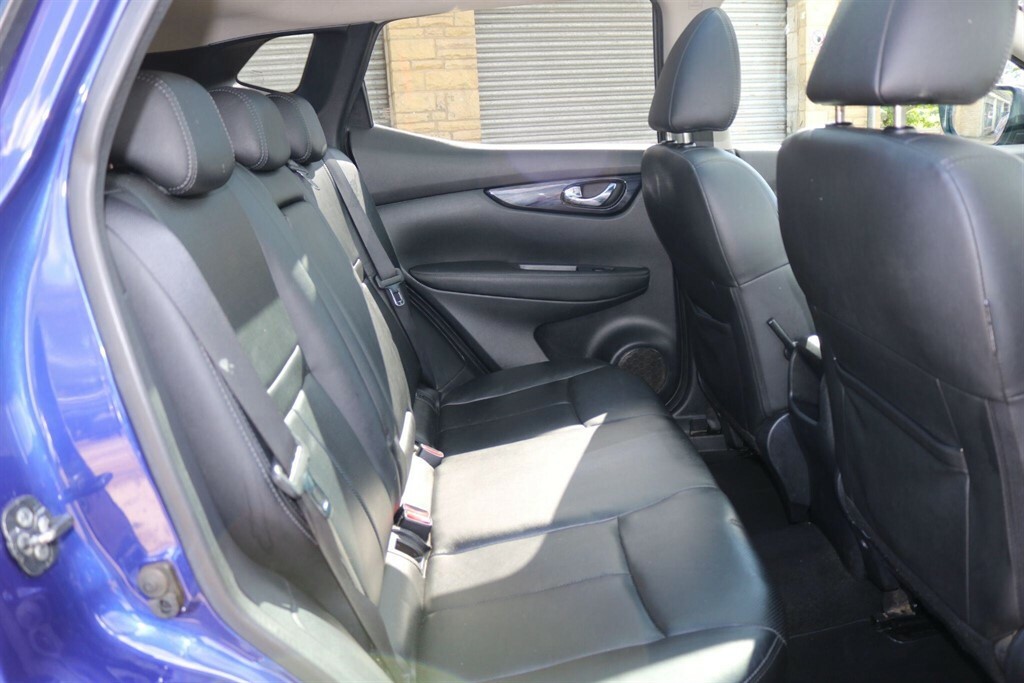 Nissan Qashqai Tekna Red #21