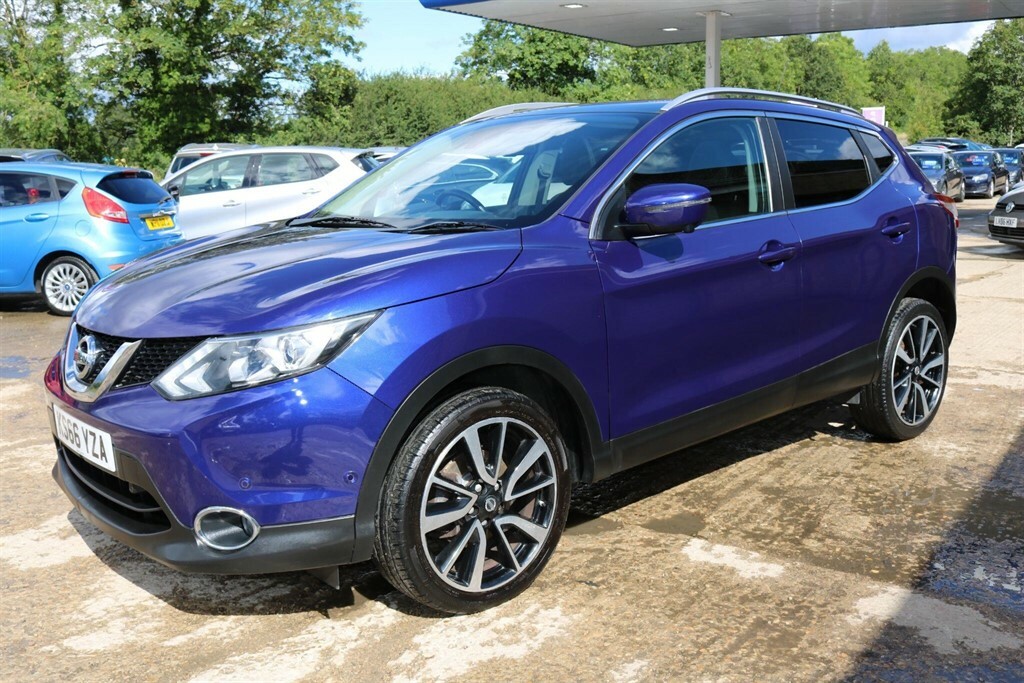 Nissan Qashqai Tekna Red #14