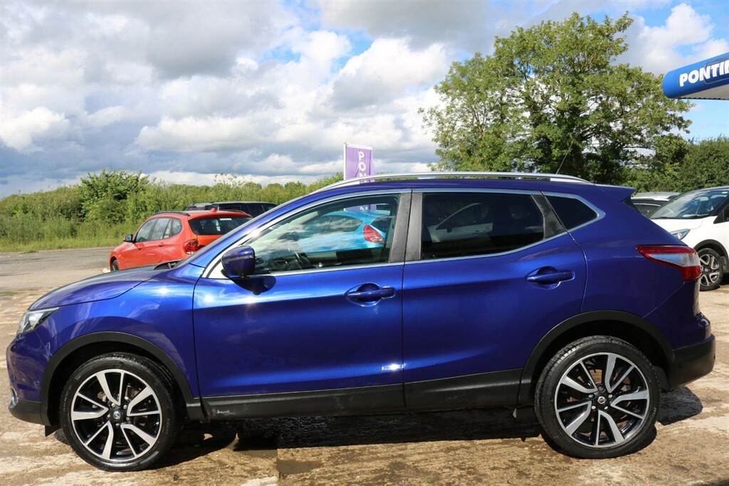 Nissan Qashqai Tekna Red #12
