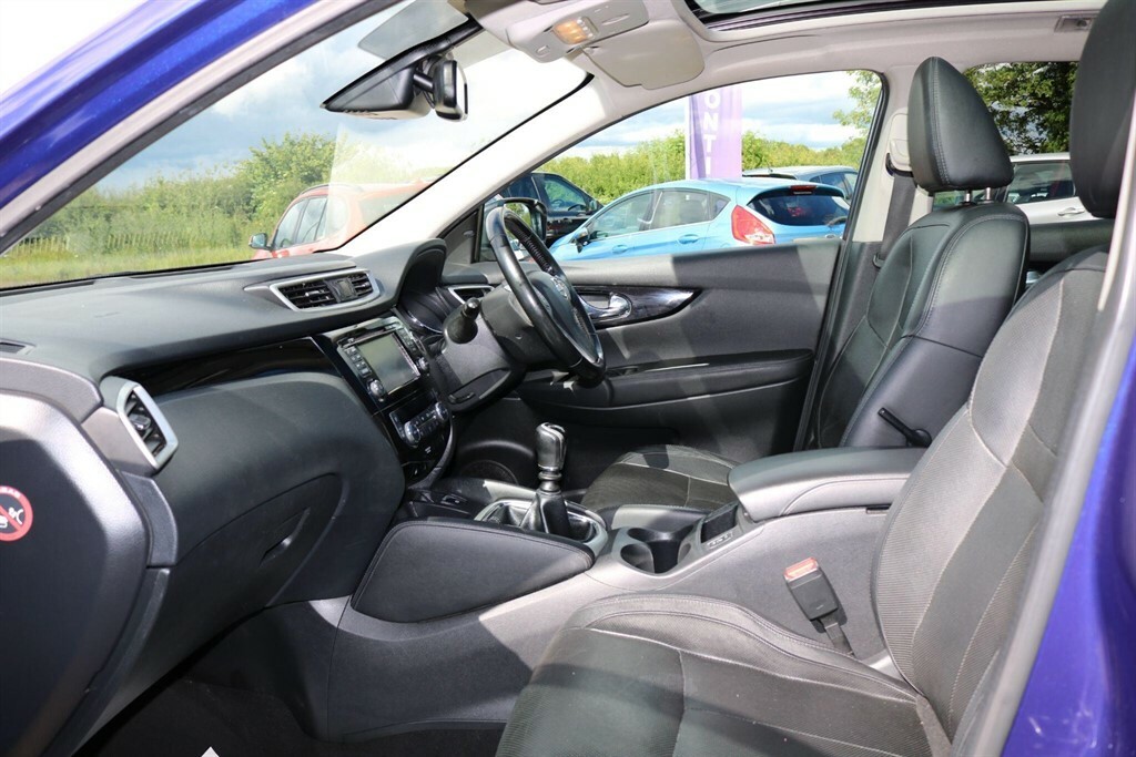 Nissan Qashqai Tekna Red #19