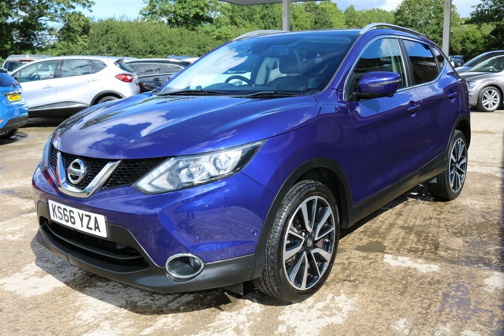 Nissan Qashqai Tekna Red #15