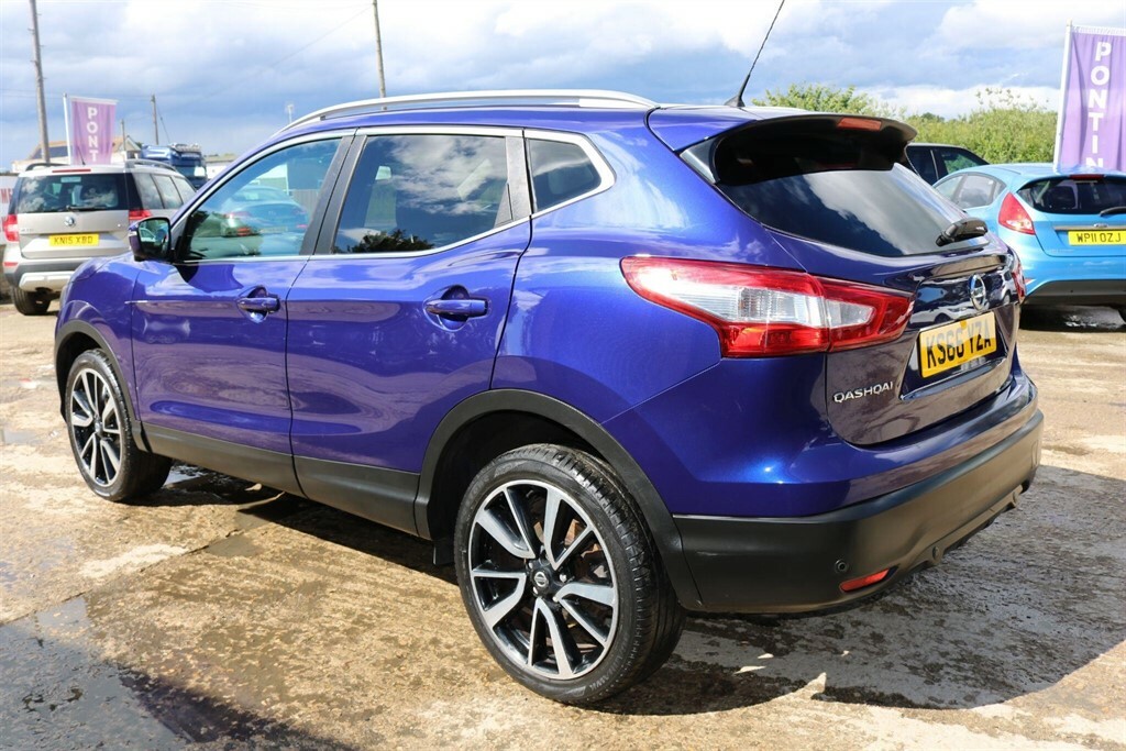 Nissan Qashqai Tekna Red #10