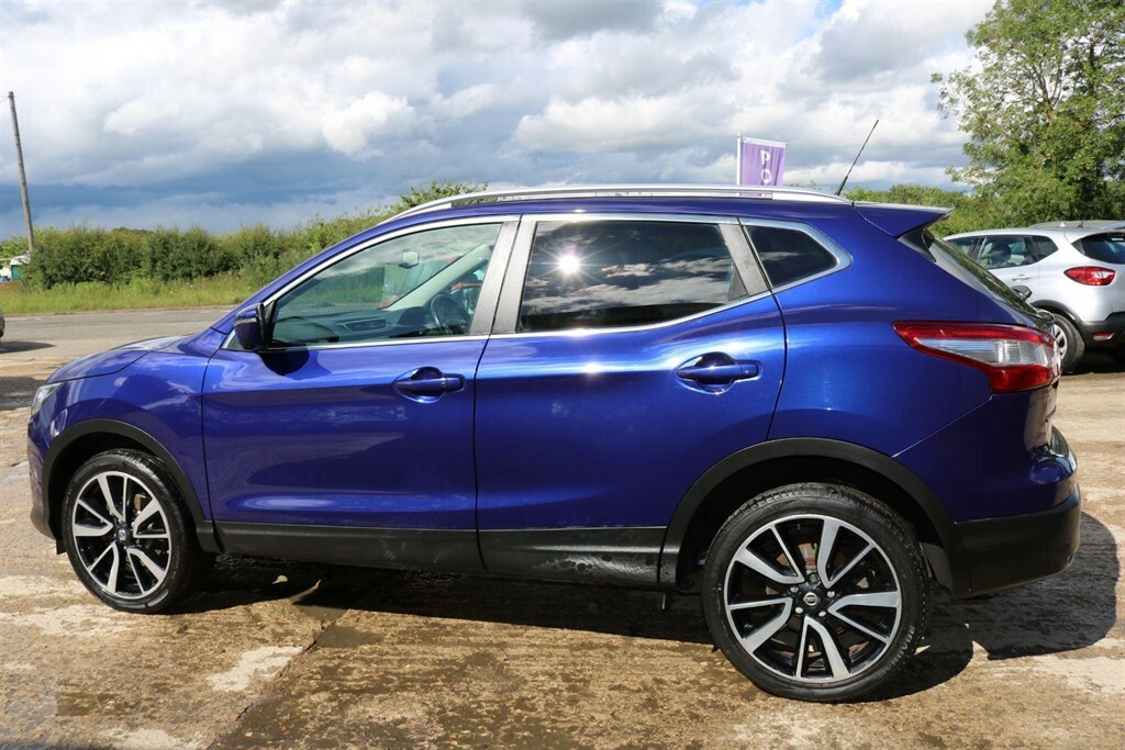 Nissan Qashqai Tekna Red #11