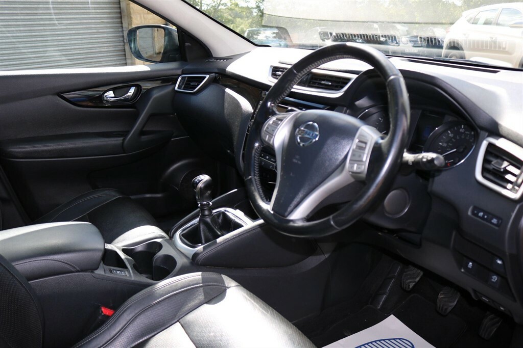 Nissan Qashqai Tekna Red #17