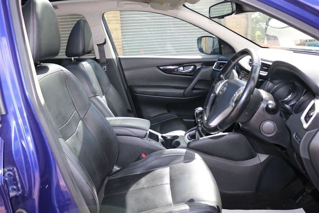 Nissan Qashqai Tekna Red #16