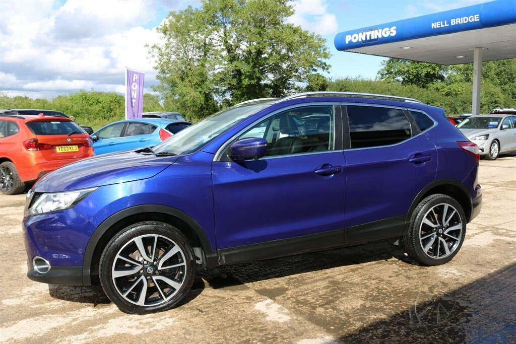 Nissan Qashqai Tekna Red #13