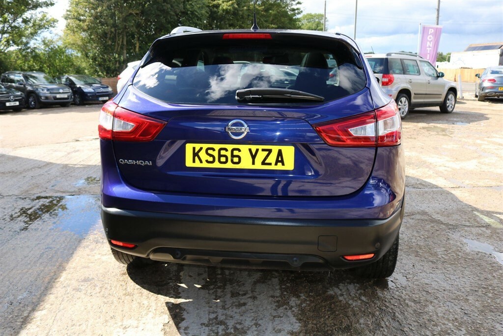 Nissan Qashqai Tekna Red #8