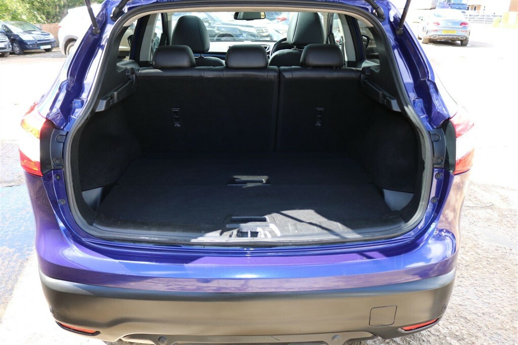 Nissan Qashqai Tekna Red #23