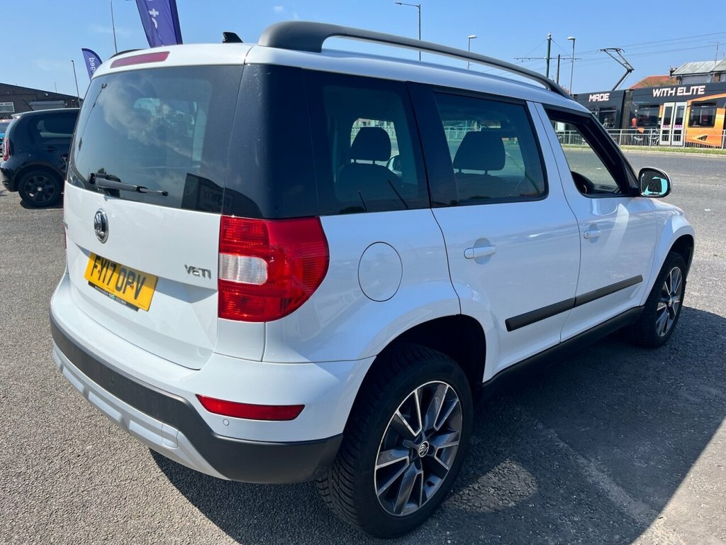 Skoda Yeti 1.2L Se Drive White #4