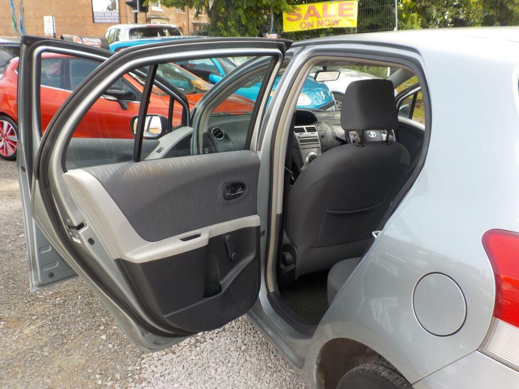 Toyota Yaris 1.33 99Bhp Sr Hatchback Red #24