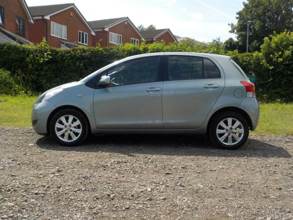 Toyota Yaris 1.33 99Bhp Sr Hatchback Red #2