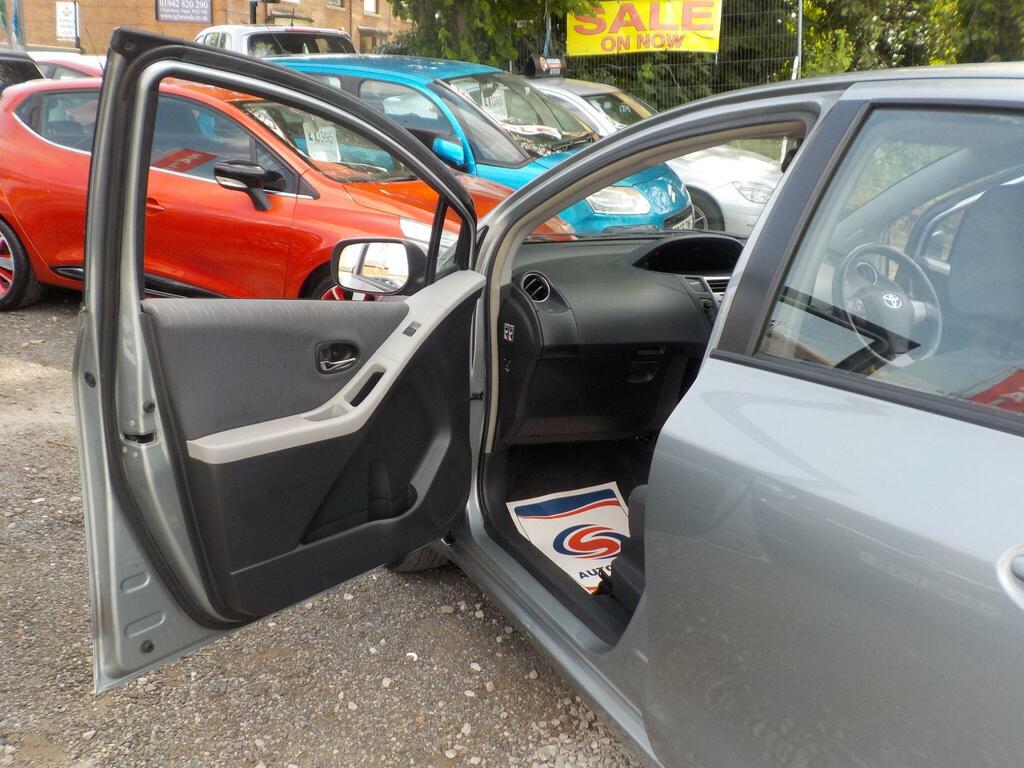 Toyota Yaris 1.33 99Bhp Sr Hatchback Red #26
