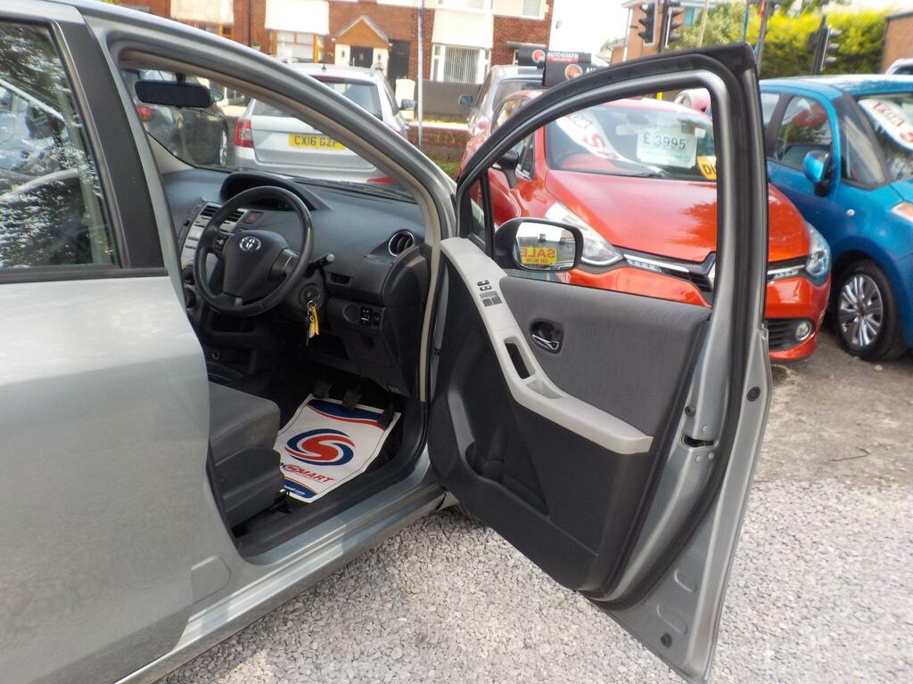 Toyota Yaris 1.33 99Bhp Sr Hatchback Red #17