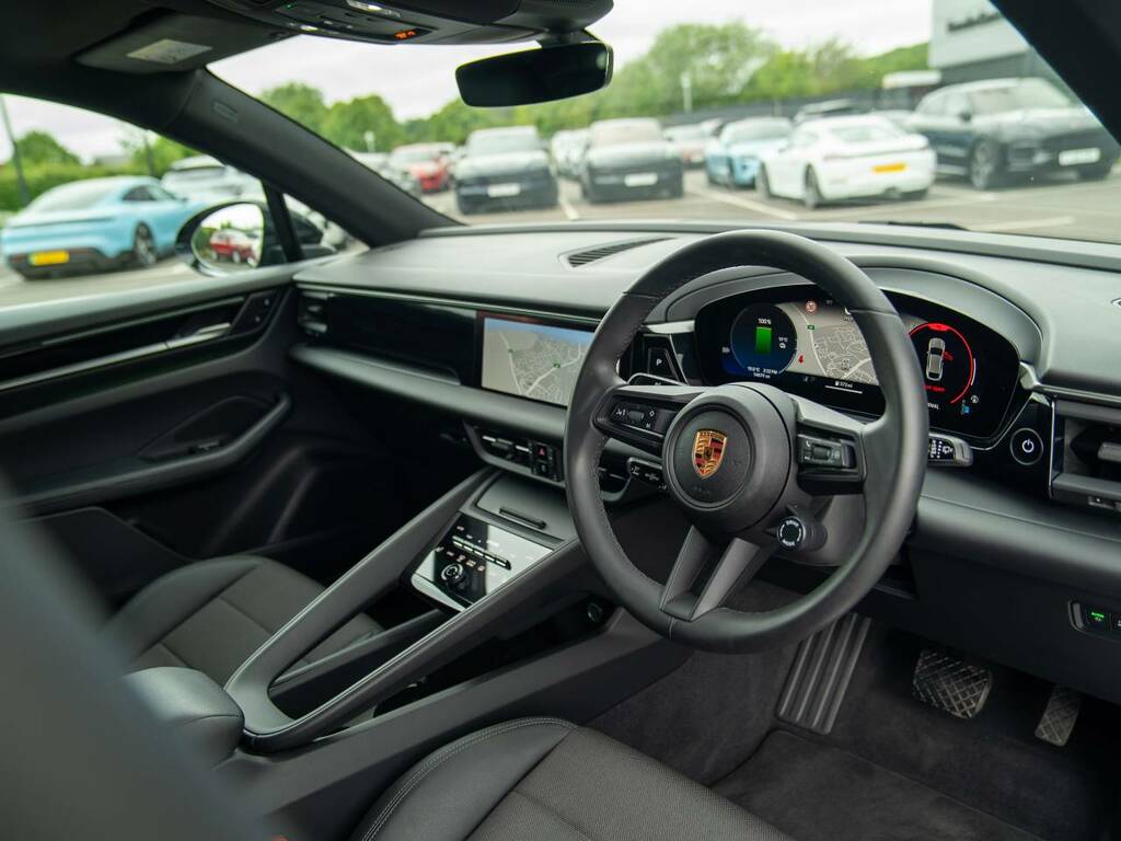 Porsche Macan Electric Black #4