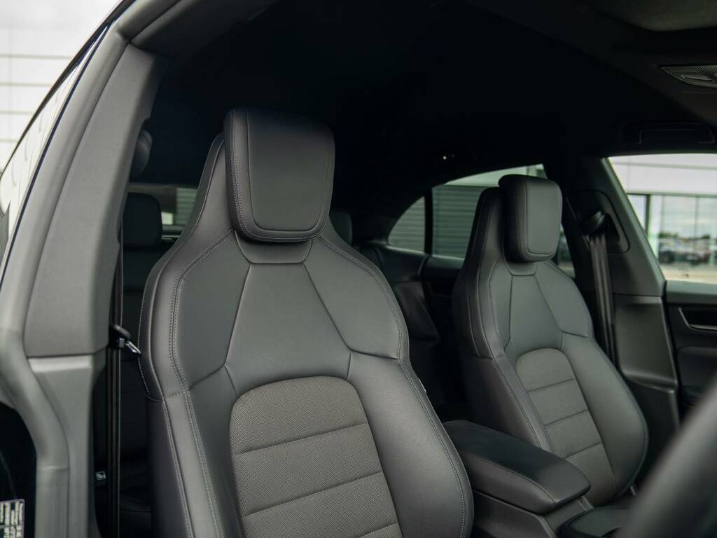Porsche Macan Electric Black #5
