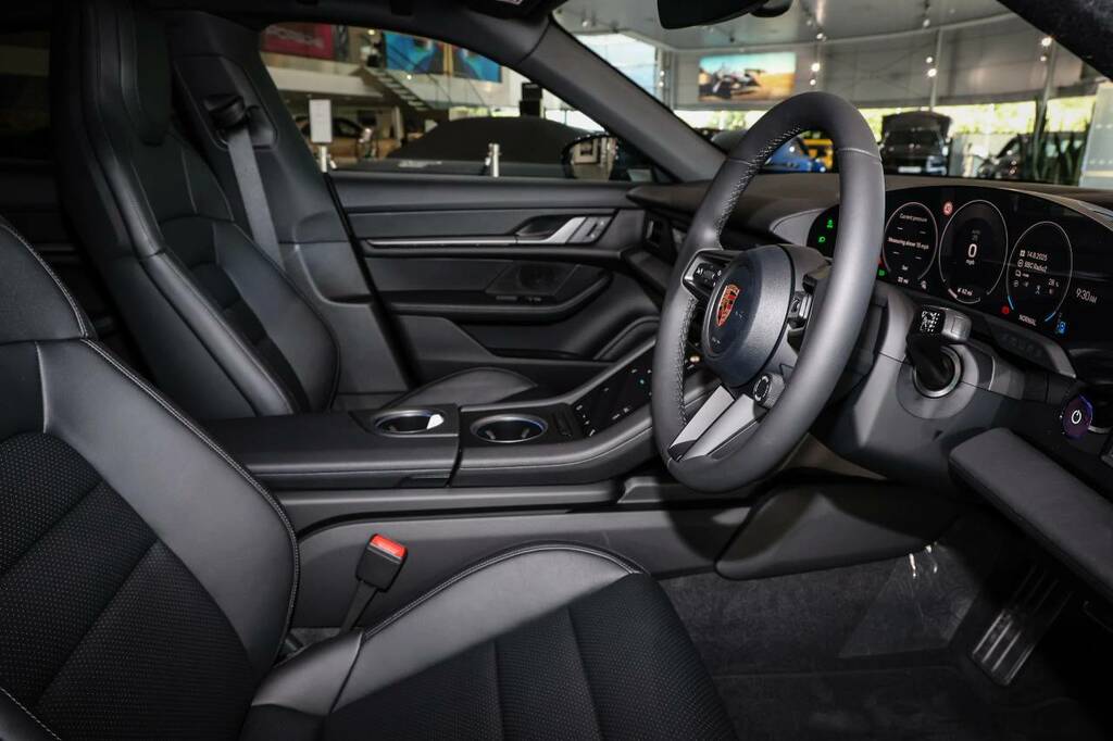 Porsche Taycan Saloon Black #5