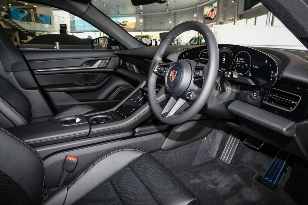 Porsche Taycan Saloon Black #4