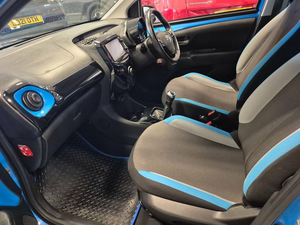Toyota Aygo Hatchback White #28