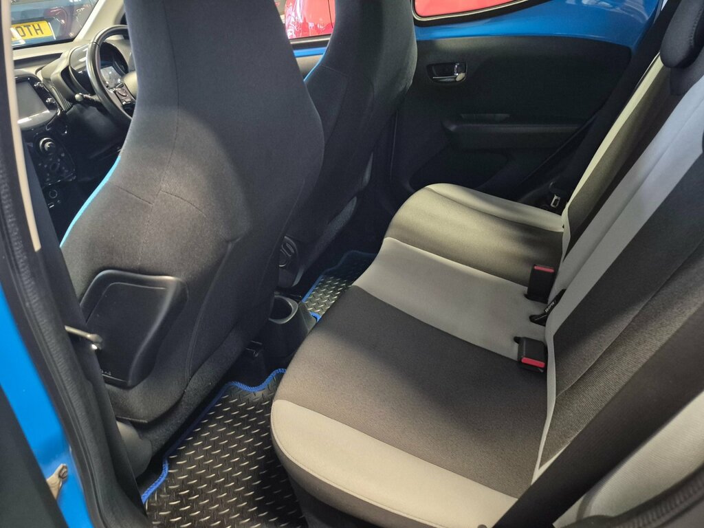 Toyota Aygo Hatchback White #30
