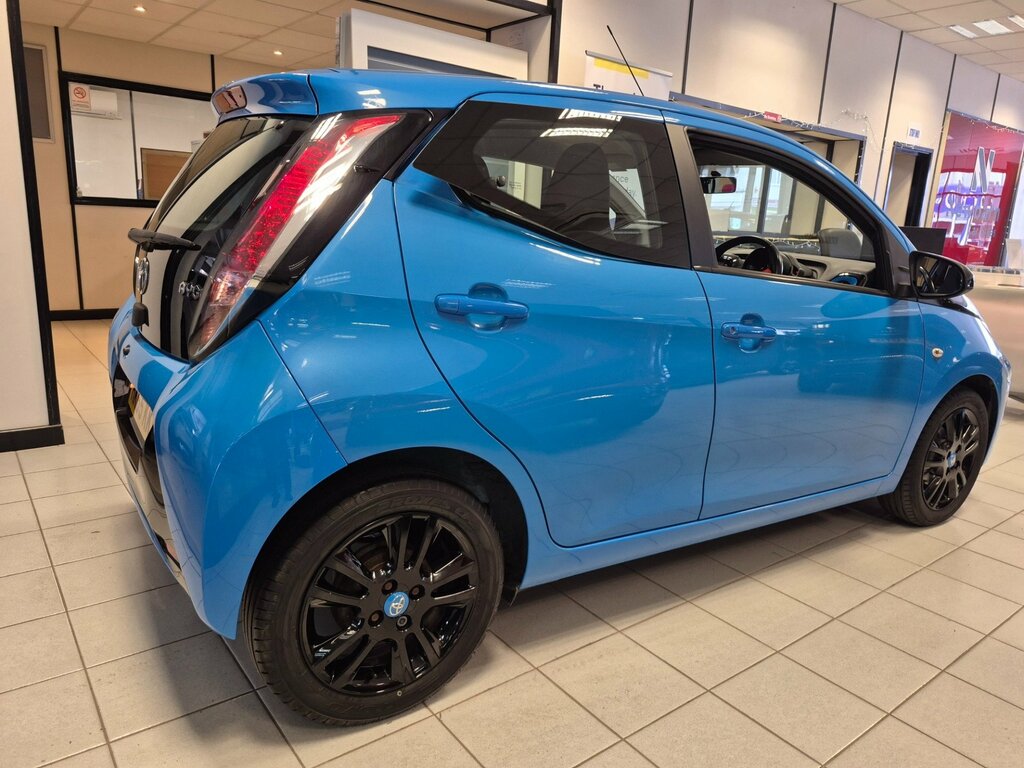 Toyota Aygo Hatchback White #10