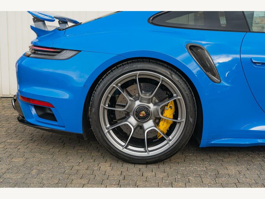 Porsche 911 Carrera 4 Gts Green #17