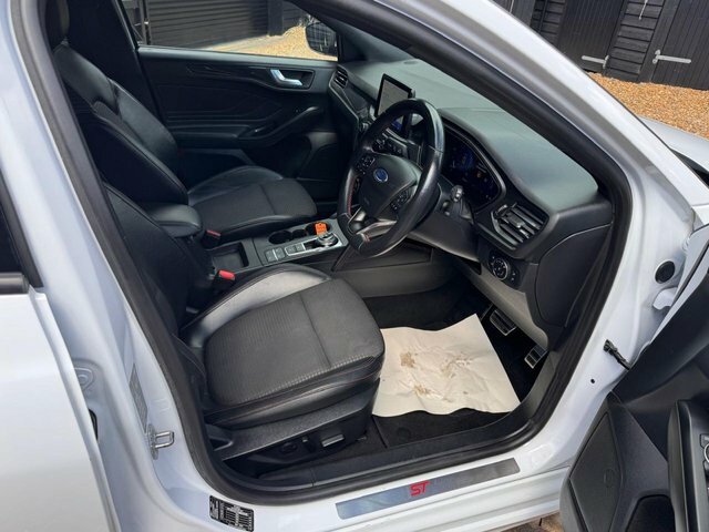 Ford Focus Ecoblue St-line X Hatchback White #5