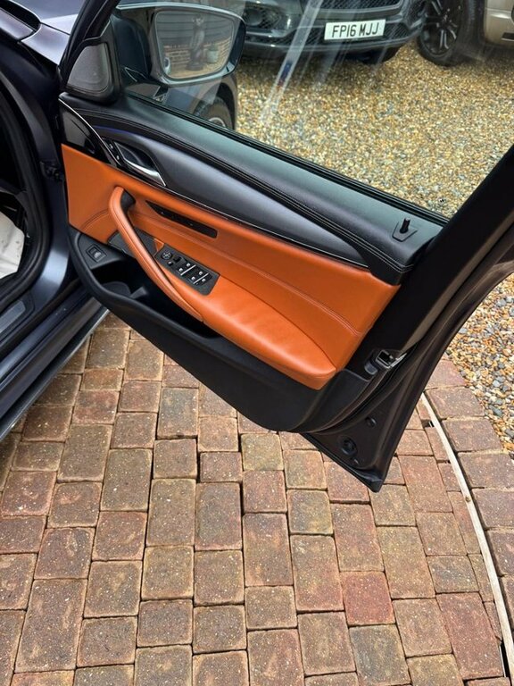 BMW M5 Saloon 4.4 M5 Saloon - Lovely Two Tone Leather A Blue #20