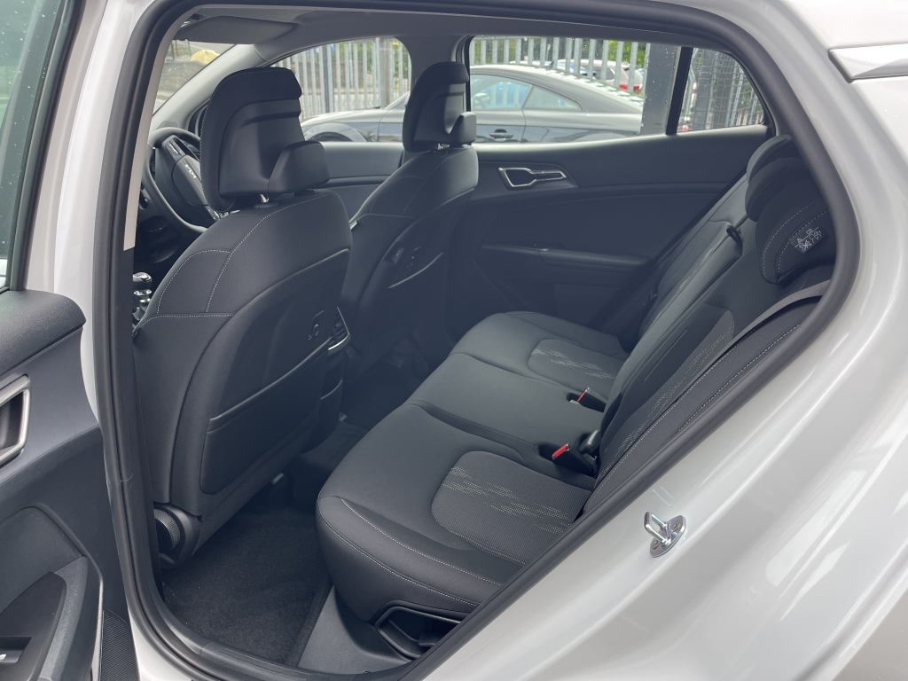 Kia Sportage Estate White #5