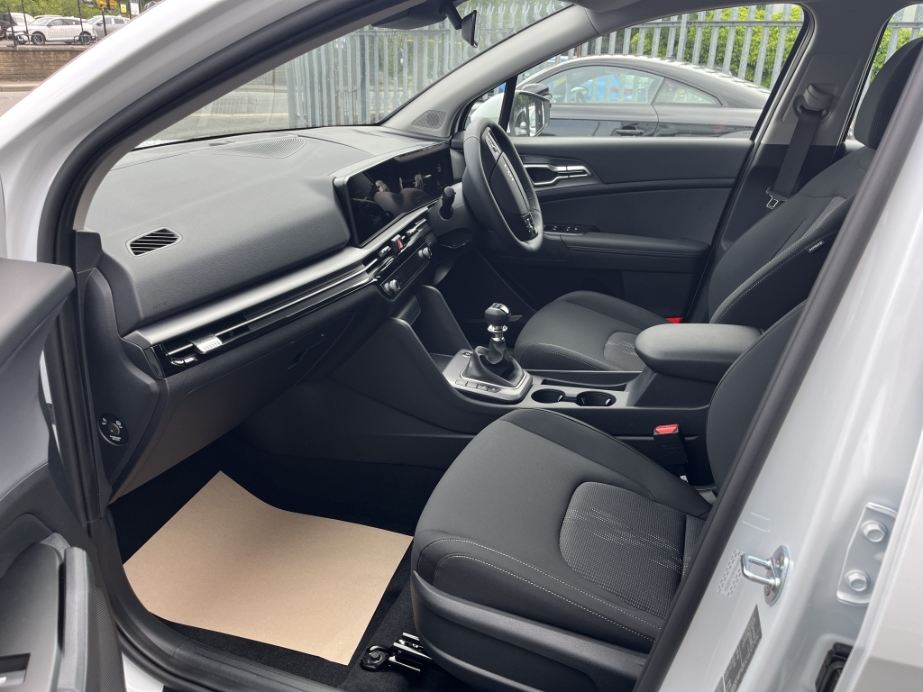 Kia Sportage Estate White #4