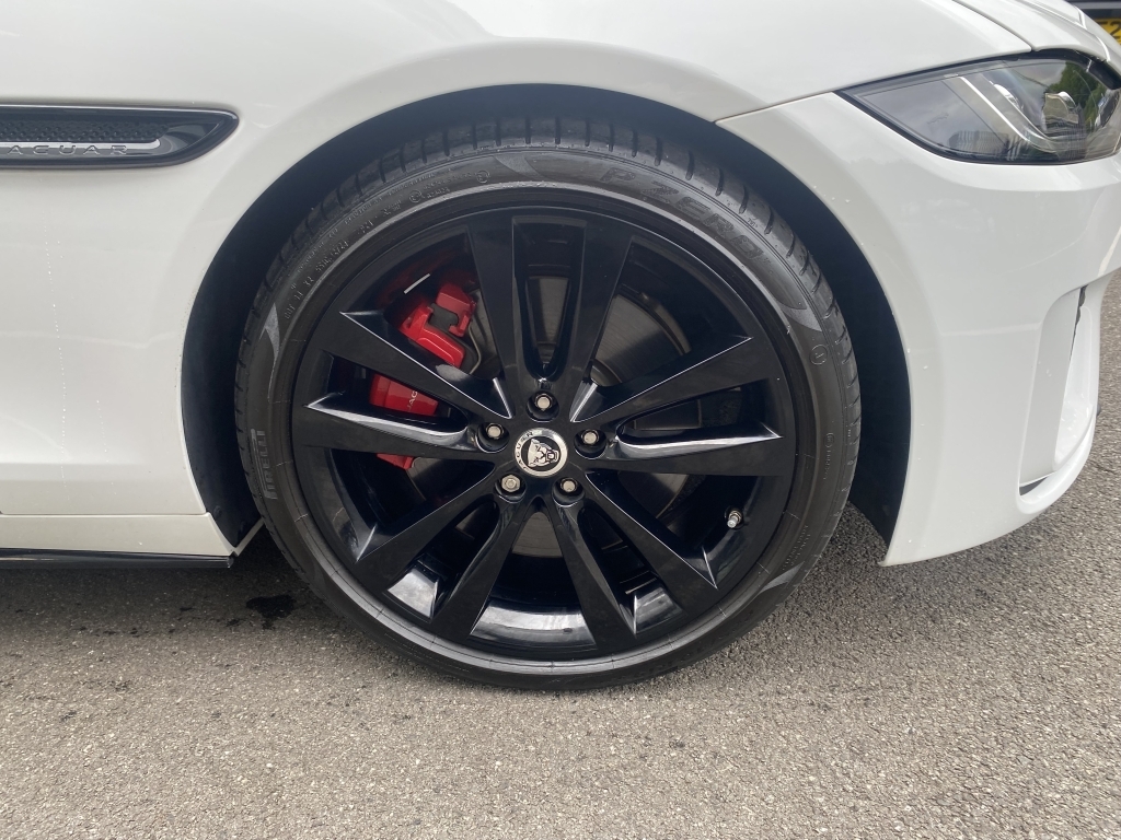 Jaguar XE 2.0 R-dynamic Se Black White #3