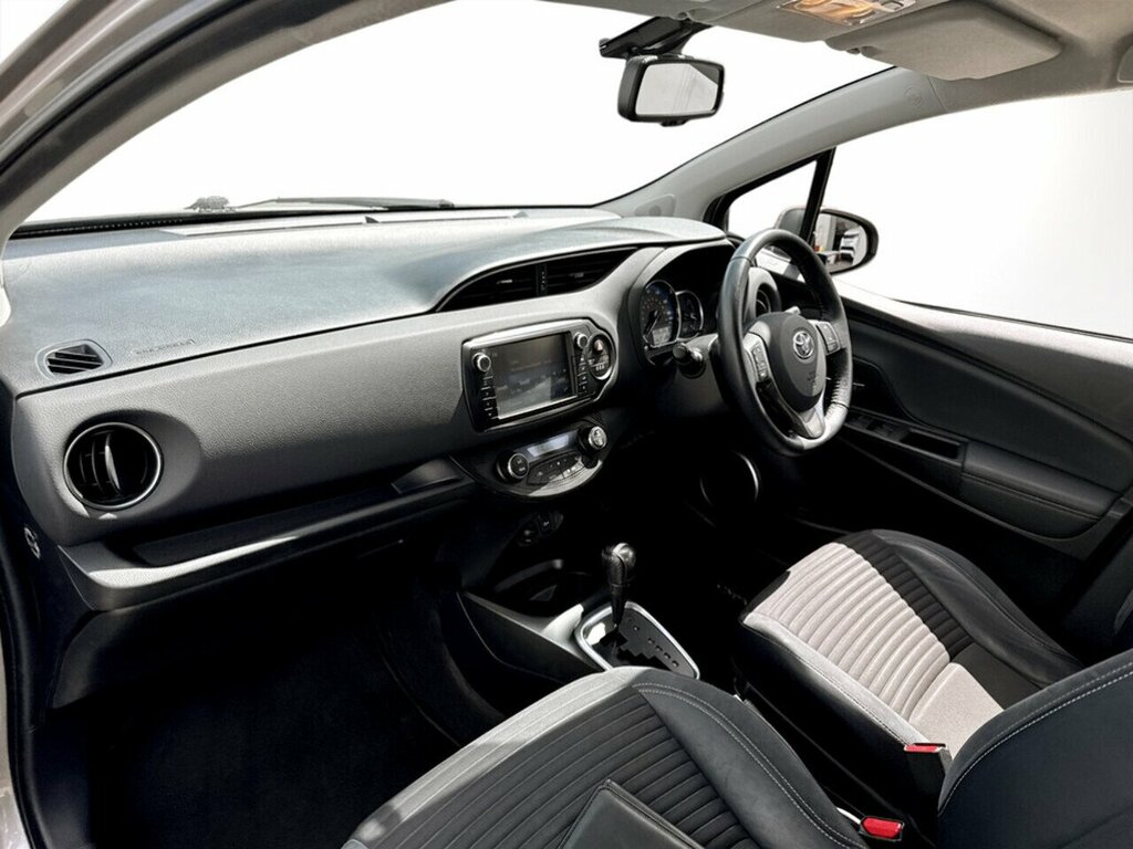 Toyota Yaris 1.5 Hybrid Active Cvt Red #24