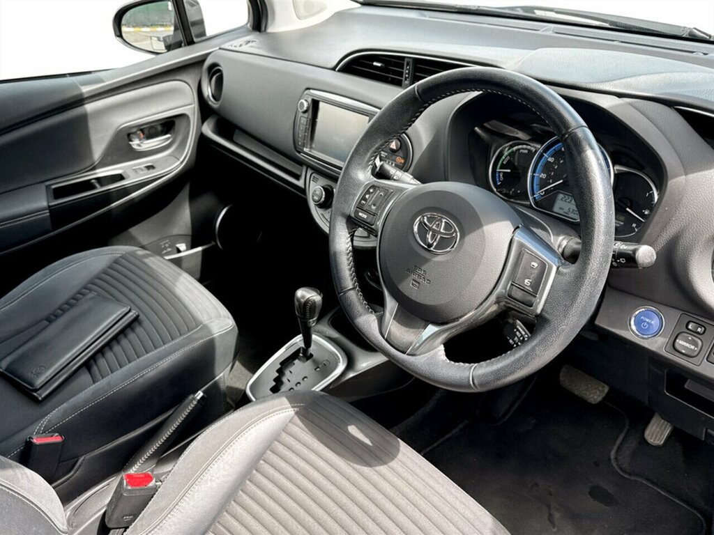 Toyota Yaris 1.5 Hybrid Active Cvt Red #16