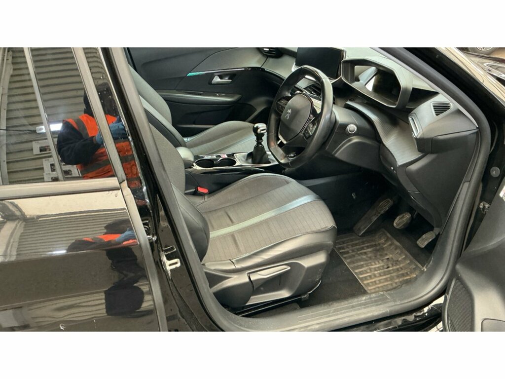 Peugeot 208 Puretech Allure Premium Black #3