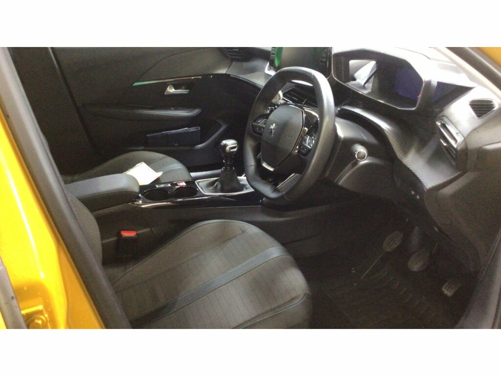 Peugeot 208 Puretech Allure Premium Yellow #3