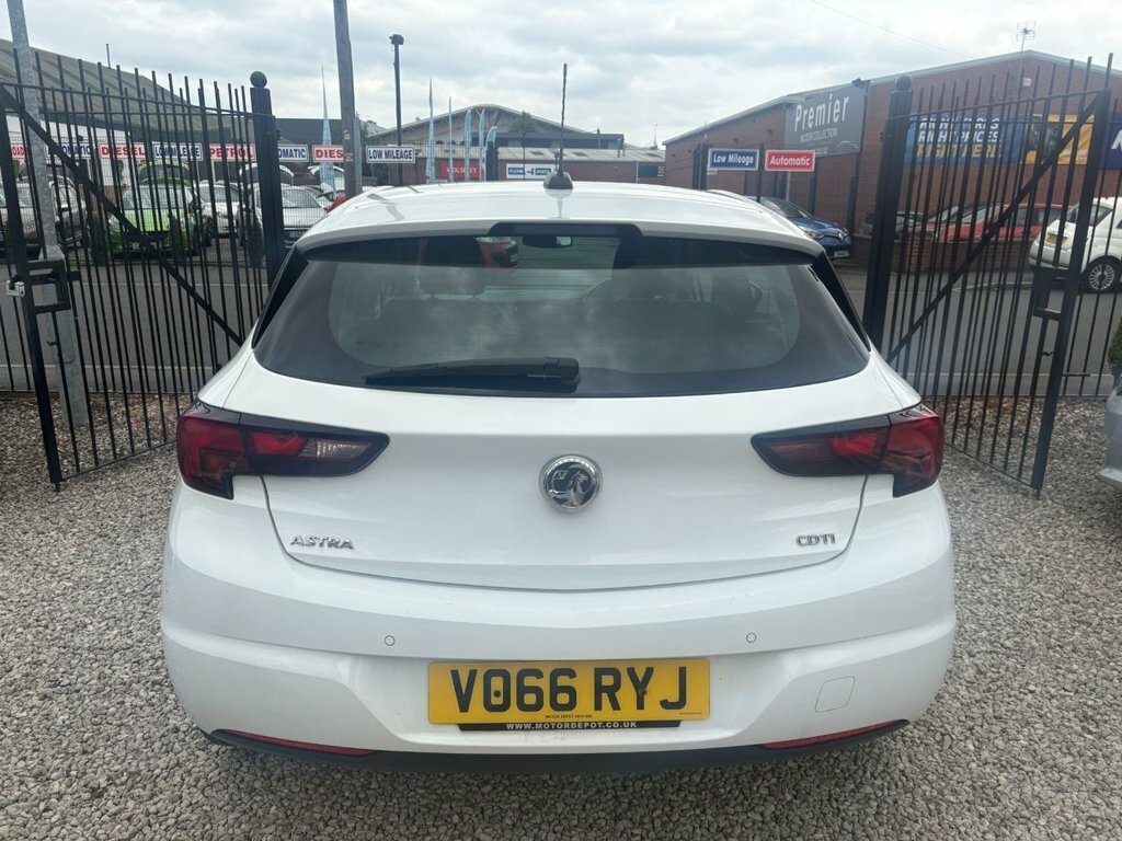 Vauxhall Astra 1.6L Elite VO66RYJ White #5