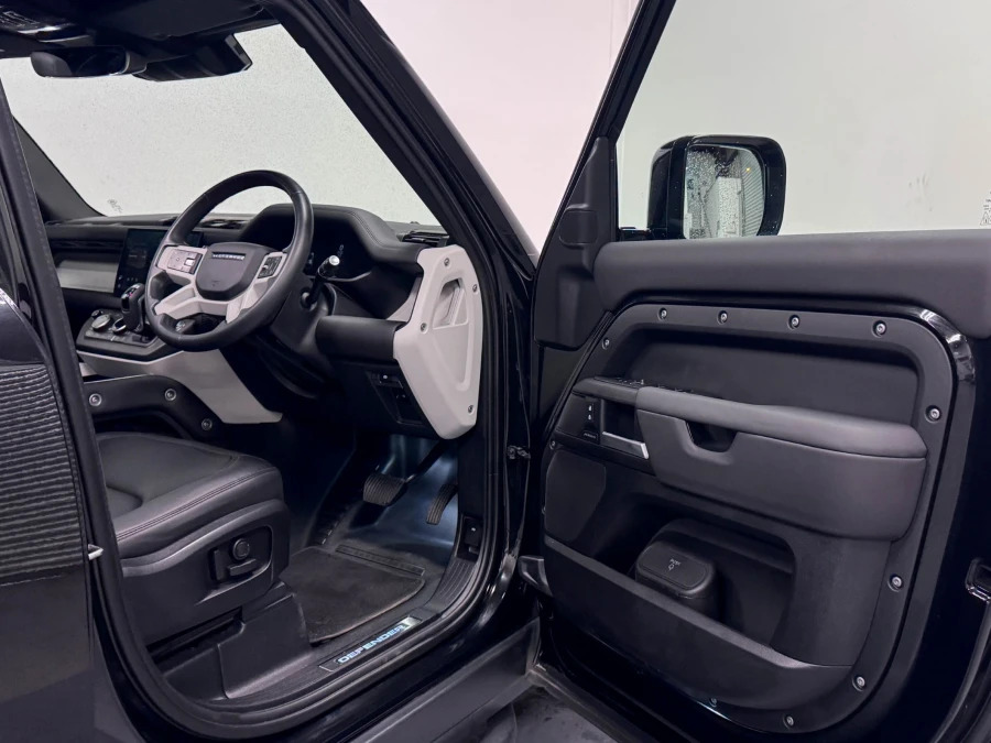 Land Rover Defender 110 X-dynamic Hse Black #25