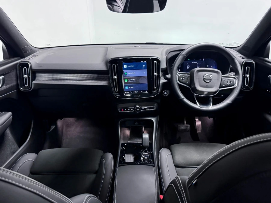 Volvo XC40 Plus B4 197 Hp CK72JFE Black #2