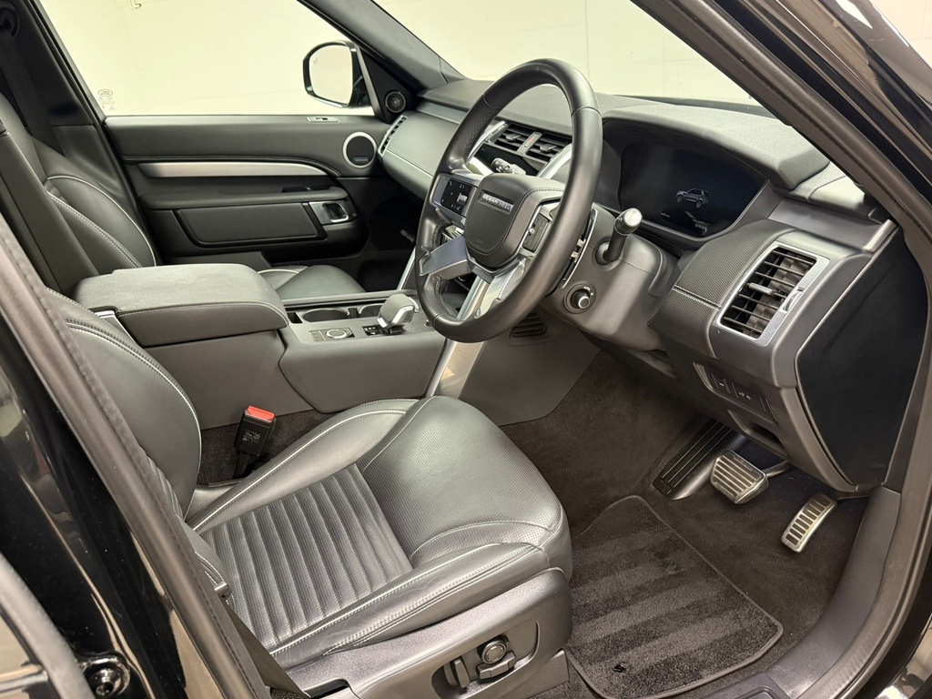 Land Rover Discovery 3.0 D300 Dynamic Hse Black Pack - One Own Black #2
