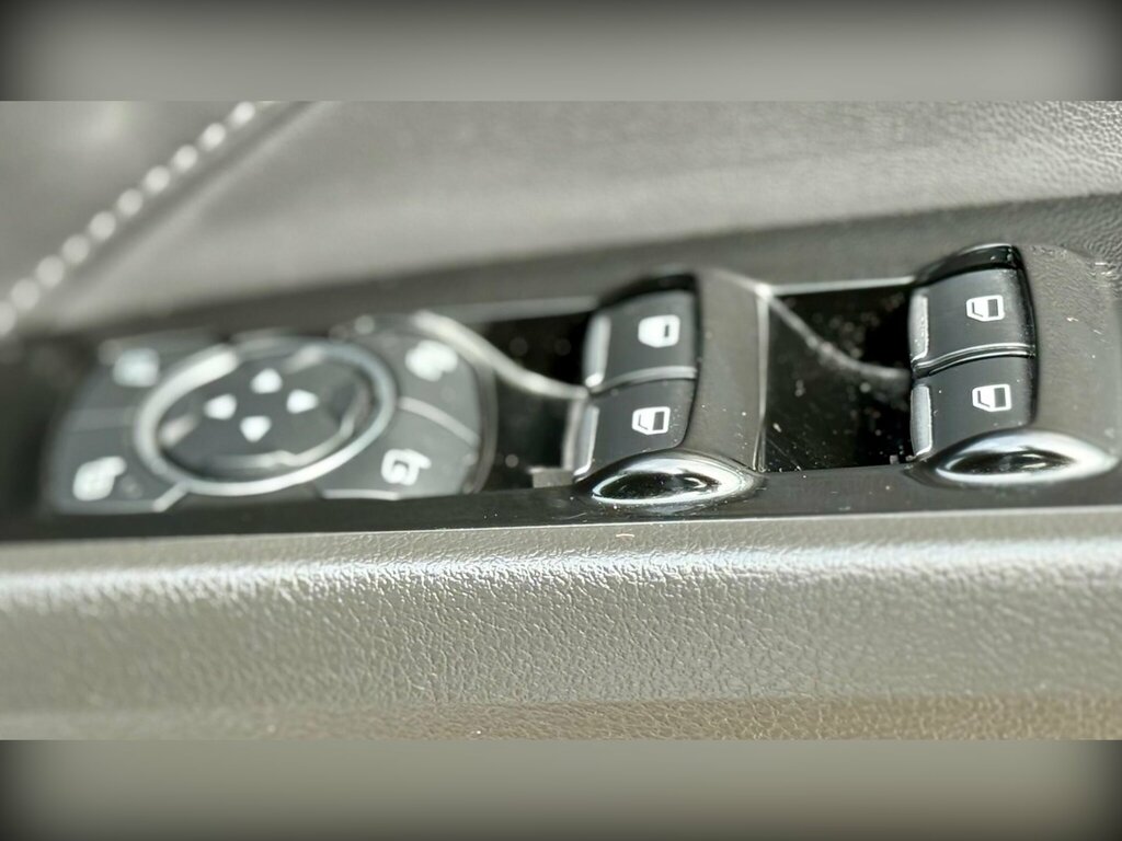 Ford Mondeo Saloon Grey #40