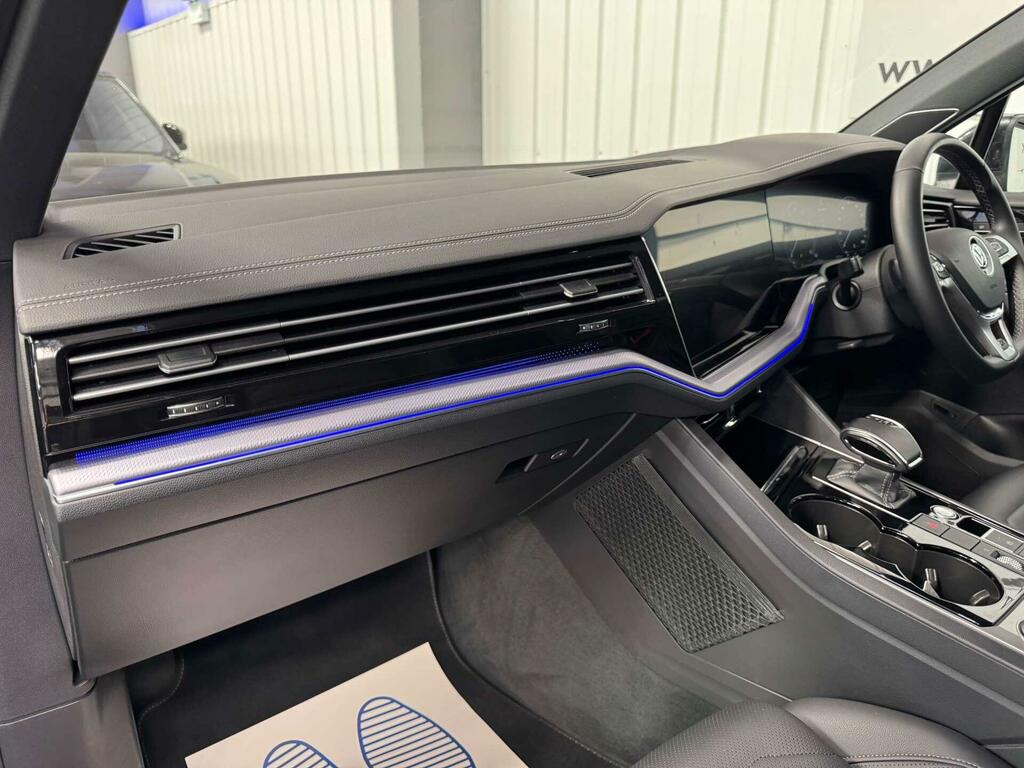 Volkswagen Touareg V6 R-line Tech Tdi White #31