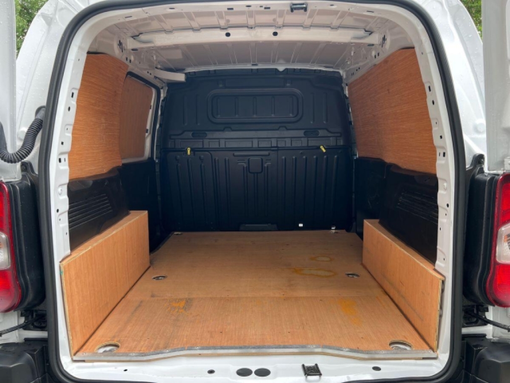 Peugeot Partner Professional Premium White #21