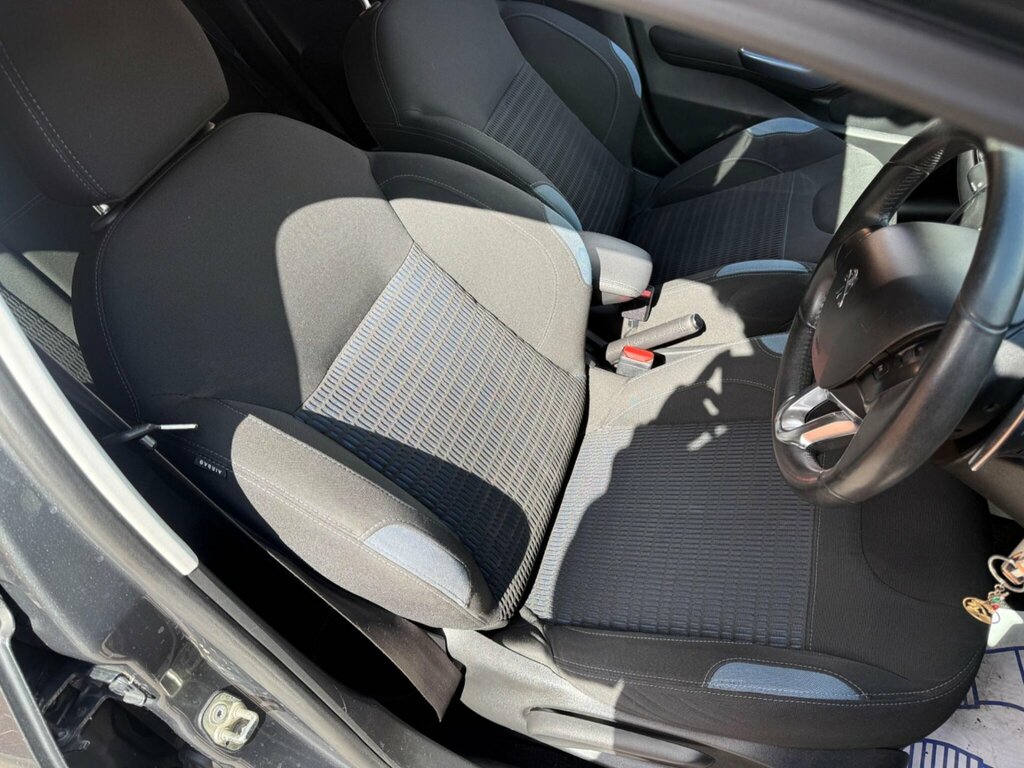Peugeot 208 Active Black #19